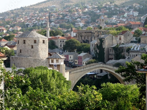 Fotografía del reconstruido histórico Puente Viejo de Móstar en Bosnia Herzegovina, símbolo de lo que fué la Guerra de los Balcanes photo