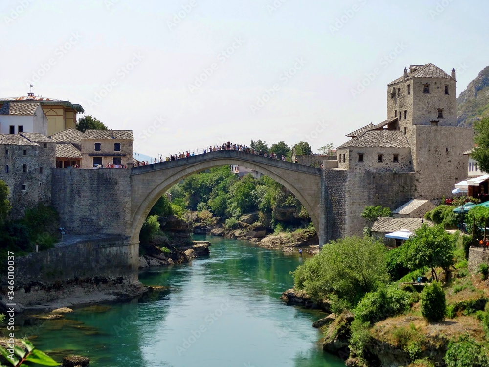 Fotografía del reconstruido histórico Puente Viejo de Móstar en Bosnia Herzegovina, símbolo de lo que fué la Guerra de los Balcanes