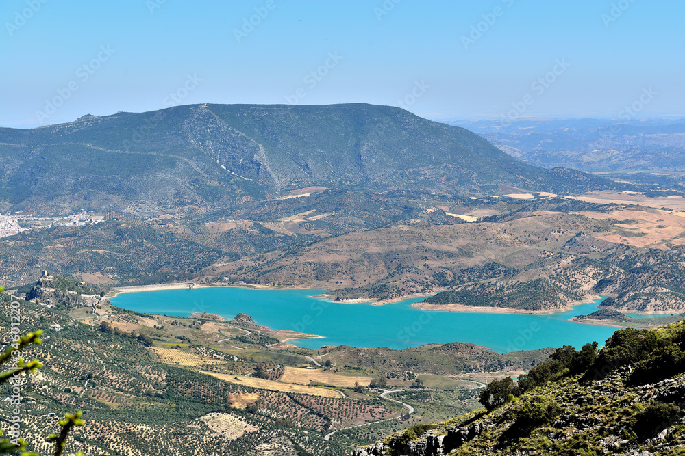 lago azul rodeado de montañas y vegetación