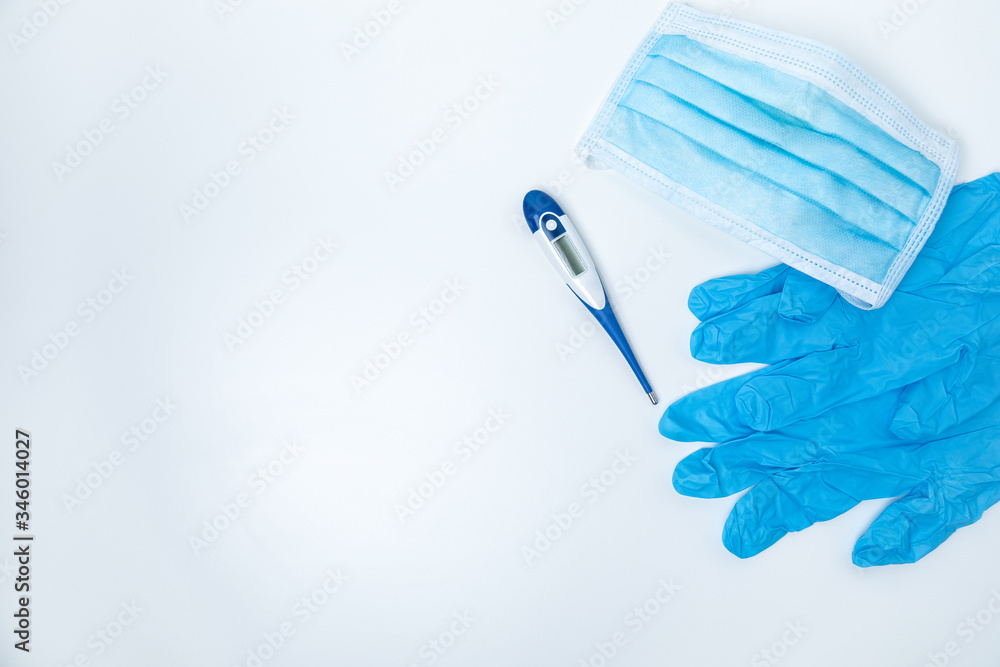 Material sanitario, guantes, mascarilla y termómetro Material sanitario, guantes, mascarilla y termómetro