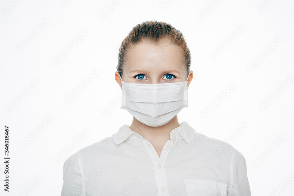 schöne Junge Frau mit medizinischem Mundschutz, Schutz vor Viren und Bakterien Covid-19 Coronavirus. Isoliert, freigestellt vor weißem Hintergrund schöne Junge Frau mit medizinischem Mundschutz, Schutz vor Viren und Bakterien Covid-19 Coronavirus. Isoliert, freigestellt vor weißem Hintergrund