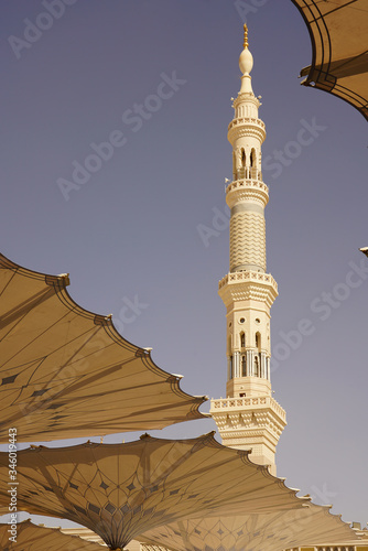 Murais de parede Medina mosque minaret and sun umbrellas