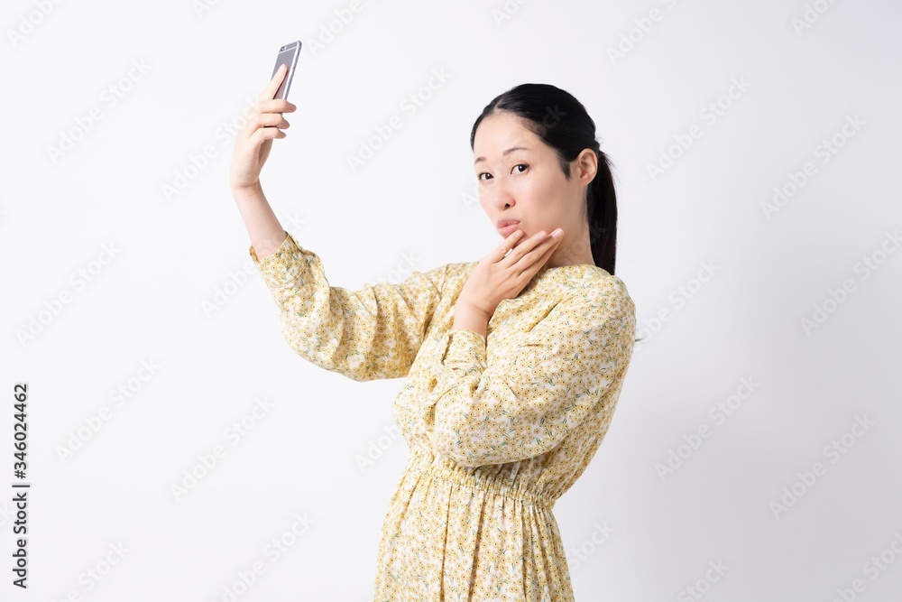 スマホを持つ女性 スマホを持つ女性