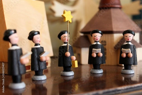 Quadro em tela Christmas decoration wooden figurine carol singers