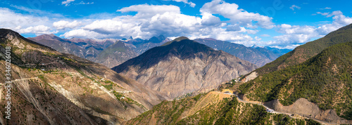 Fototapeta Naklejka Na Ścianę i Meble -  Panorama view of Autumn Himalaya mountain scene in Shangrila China