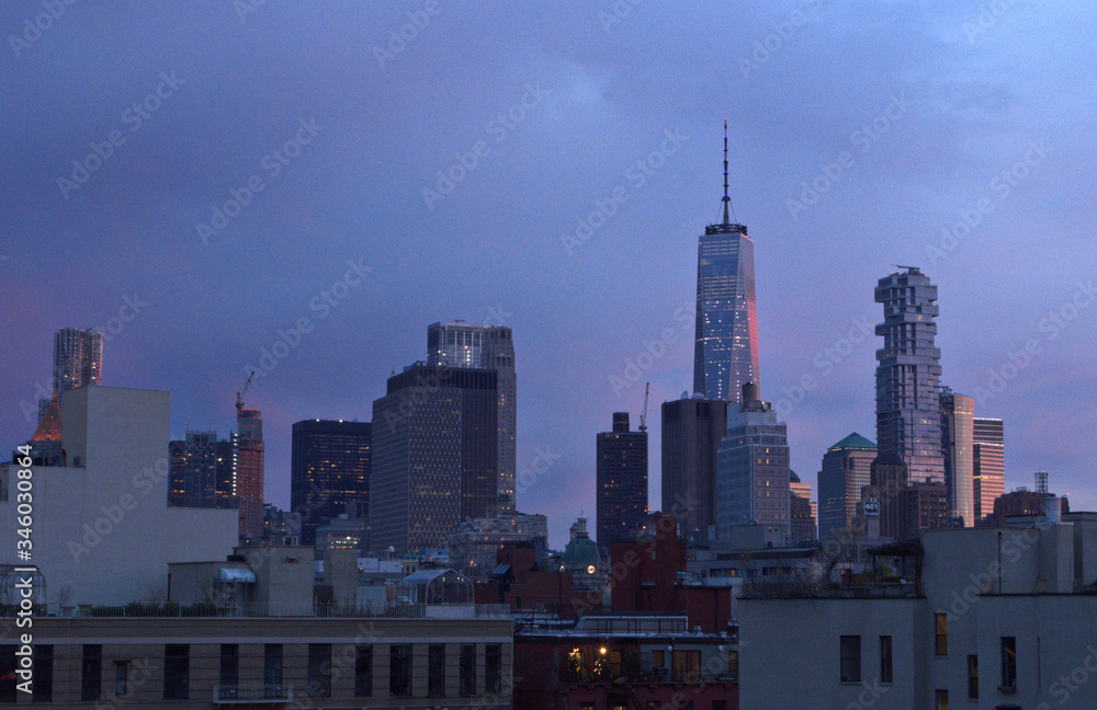 Obraz premium New York City Night Sky Line Wieżowce i światła budowlane o zachodzie słońca