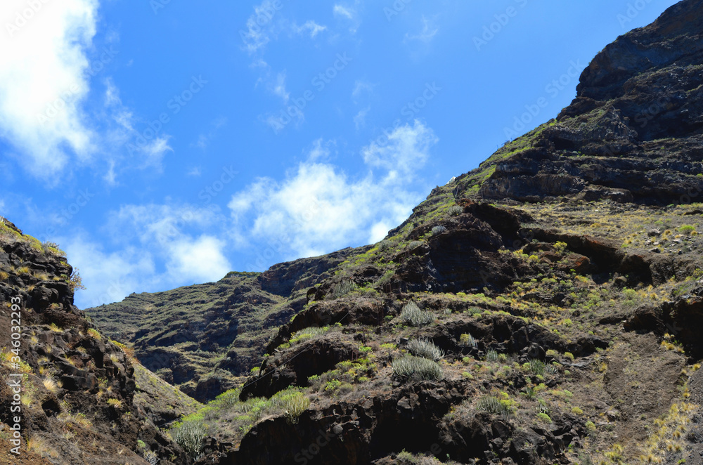 Berge und blauer Himmel auf den Kanarischen Inseln, Spanien, La Palma, Barranco del Jurado