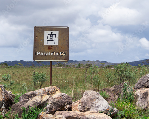 Paralelo 14 sul na cidade de Alto Paraiso de Goias, Brasil. Lugar considerado mistico por cruzar a Chapada dos Veadeiros e a cidade de Machu Picchu.