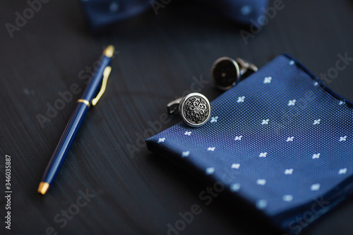 Foto Cufflink, pocket square and pen.