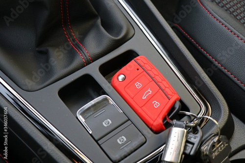 czerwony kluczyk samochodowy w kokpicie