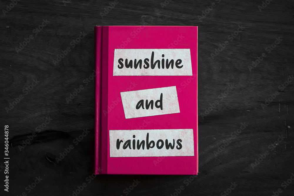 Obraz premium A pink book with a simple three worded message written on the front. 