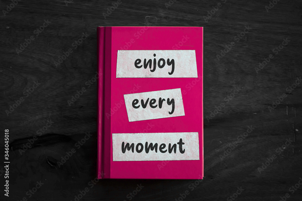 Obraz premium A pink book with a simple three worded message written on the front. 