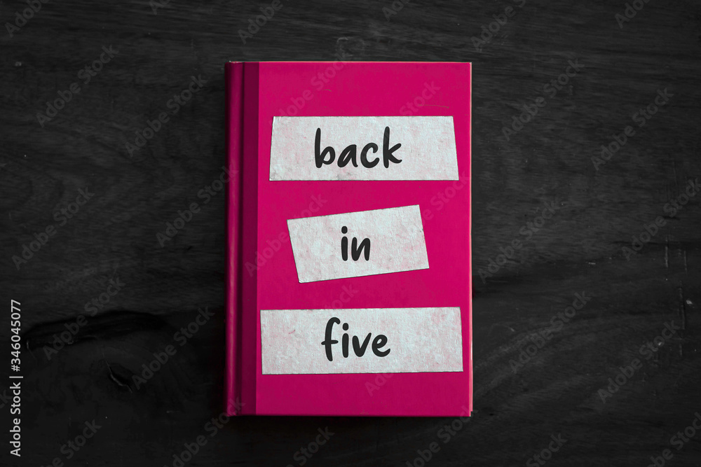 Obraz premium A pink book with a simple three worded message written on the front. 