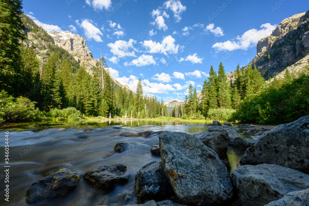 Obraz premium Looking Down Cascade Creek in Cascade Canyon