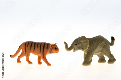 可愛い動物フィギュアの象と虎 © zheng qiang