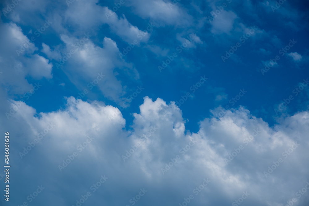 Fototapeta premium Blue sky with white and gray clouds