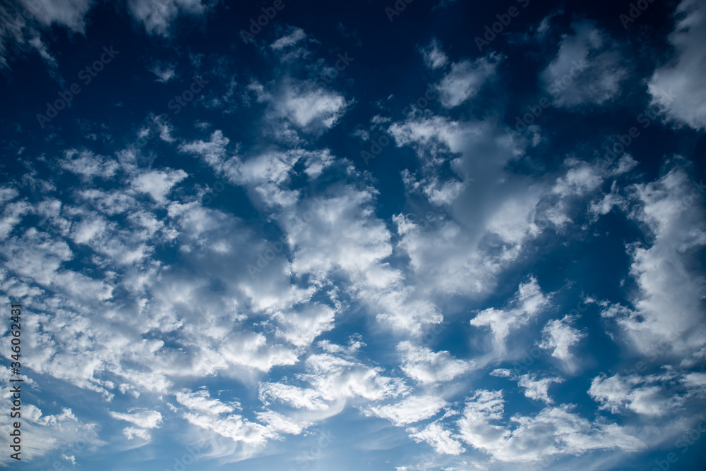 Obraz premium Blue sky with white and gray clouds