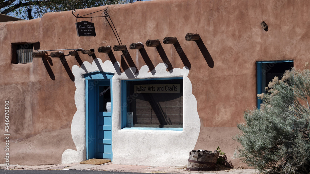 Fototapeta premium The oldest house in the USA, located in Santa Fe, New Mexico