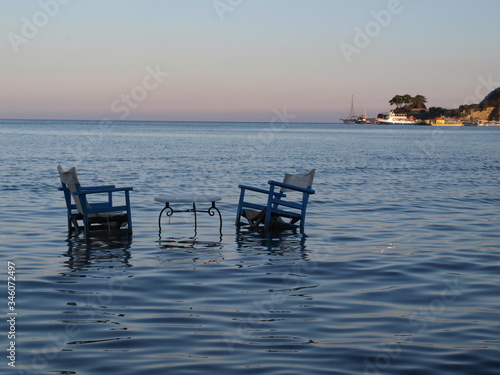 romantyczne krzesła w wodzie