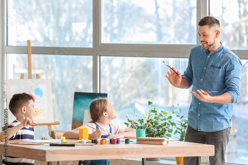 Drawing teacher giving opti...