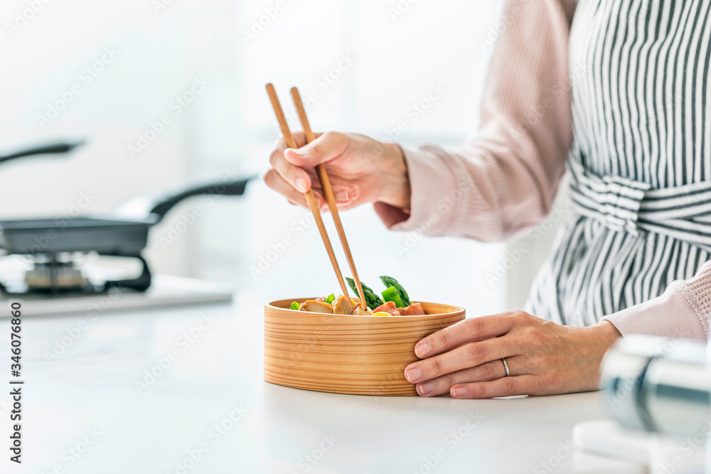 お弁当を作るシーン　Make a lunch box in the kitchen