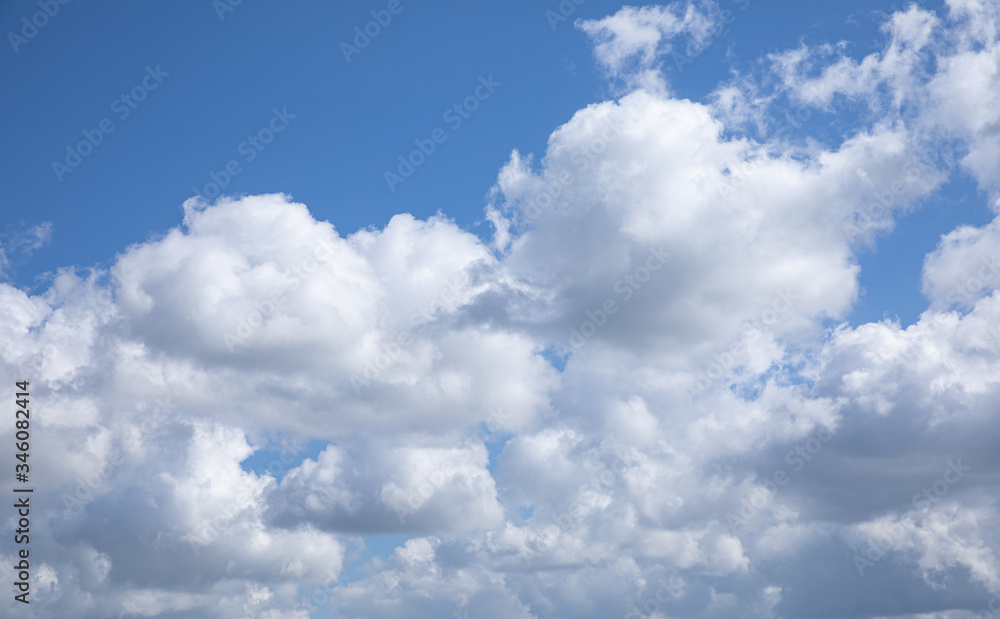 Obraz premium Blue sky with textured clouds in