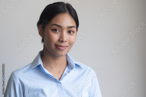Foto face portrait of happy smiling girl; portrait of positive relaxed happy smiling