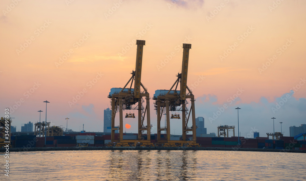 Fototapeta premium Big crane to transport containers by container