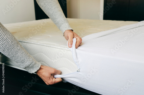Εκτύπωση καμβά man covering a mattress with a mattress protector