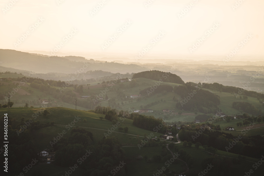 Abendstimmung im Mostviertel - Hügellandschaft in Österreich