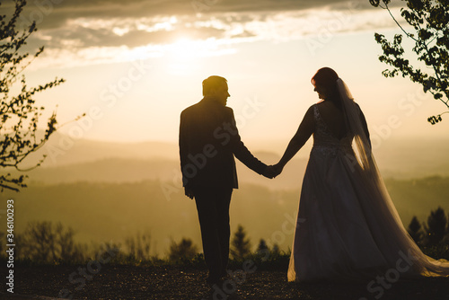 Silhouette eines Brautpaares bei Sonnenuntergang