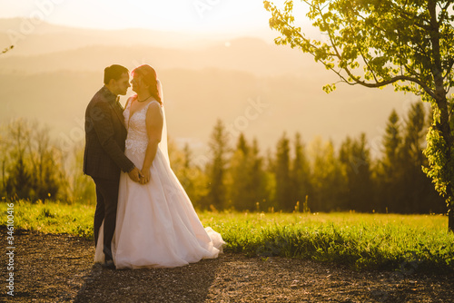 Verliebtes Brautpaar in schöner Landschaft bei Sonnenuntergang © Nena