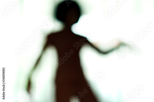 Foto Blurred silhouette of human body look like alien.