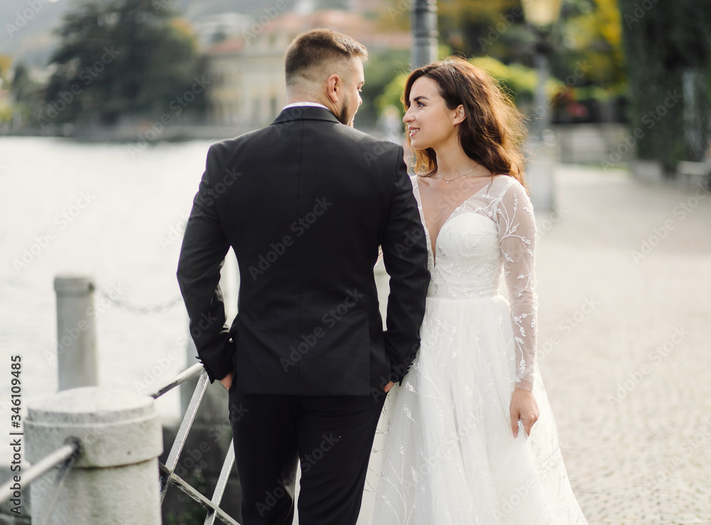 Naklejka premium Happy wedding couple in Como Lake, Italy