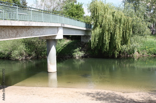 Brücke über dem Fluss mit sandigem Ufer