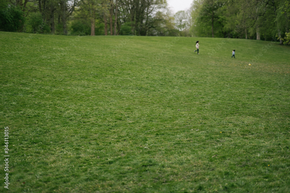 Kinder spielen im Stadtpark, Frühling, grüne Idylle, analog