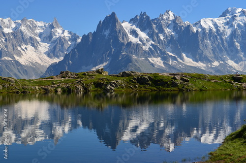 Paisaje de monta  a en los Alpes con lago