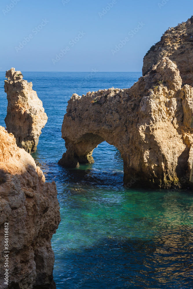 Formación de rocas en el mar con un arco de piedra natural en Punta Piedade, Portugal