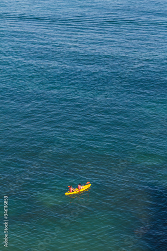 Excursión en kayak sobre el mar azul oscuro a lo largo de la costa de Punta de Piedad, Portugal