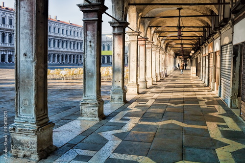 venedig, italien - arkaden an der piazza di san marco photo