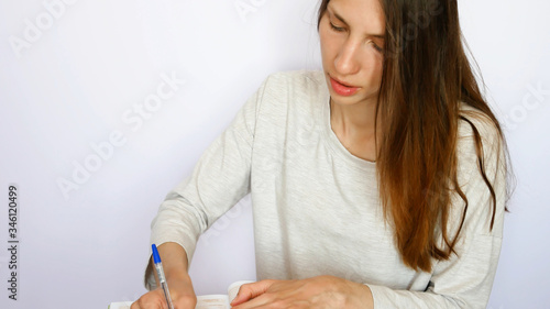 Bilde på lerret One pretty lady writes something hard against the white wall