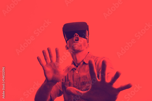 Tableau sur toile Man in his 30's wearing a VR virtual reality headset