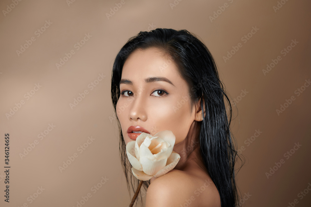 Φωτογραφία Beautiful young asian girl with natural make-up and wet hair posing in the studi
