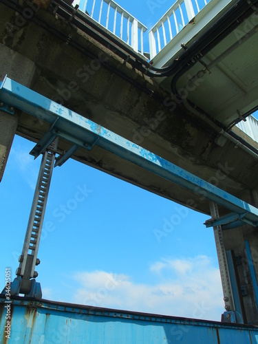 江戸川の排水樋門の水門と青空
