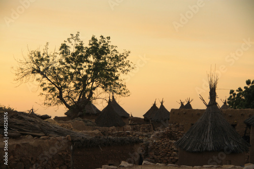 tradycyjne chaty afrykańskie starego plemienia na tle wieczornego nieba