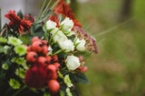 Brautstrauß mit roten und weißen Blumen