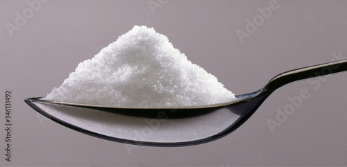 Quadro em tela Salt portion on teaspoon macro photography.