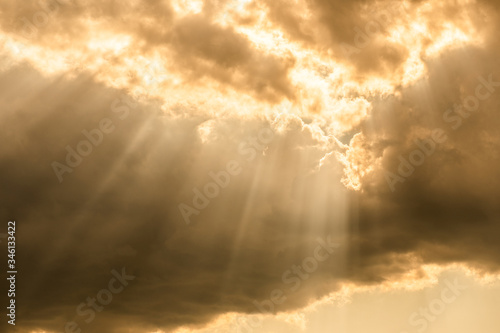 Cuadro en lienzo Sun light rays coming though the cloud