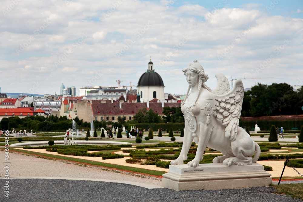 Obraz premium Beautiful view of famous Schloss Belvedere, built by Johann Lukas von Hildebrandt as a summer residence for Prince Eugene of Savoy