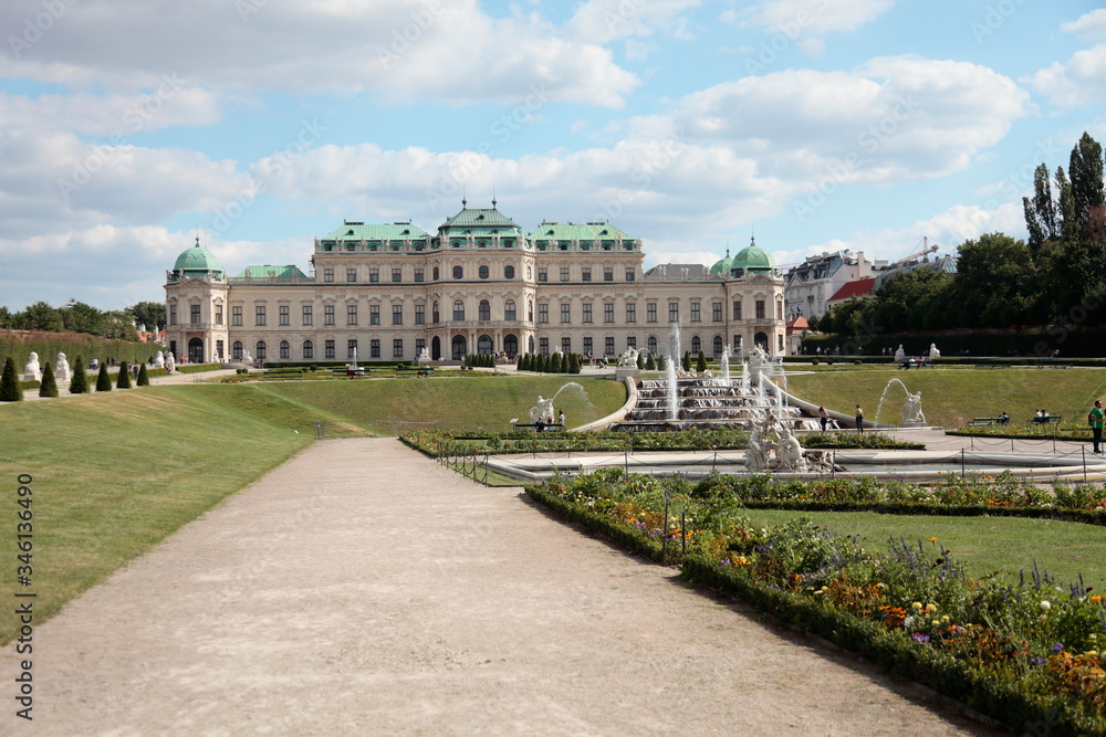 Obraz premium Beautiful view of famous Schloss Belvedere, built by Johann Lukas von Hildebrandt as a summer residence for Prince Eugene of Savoy